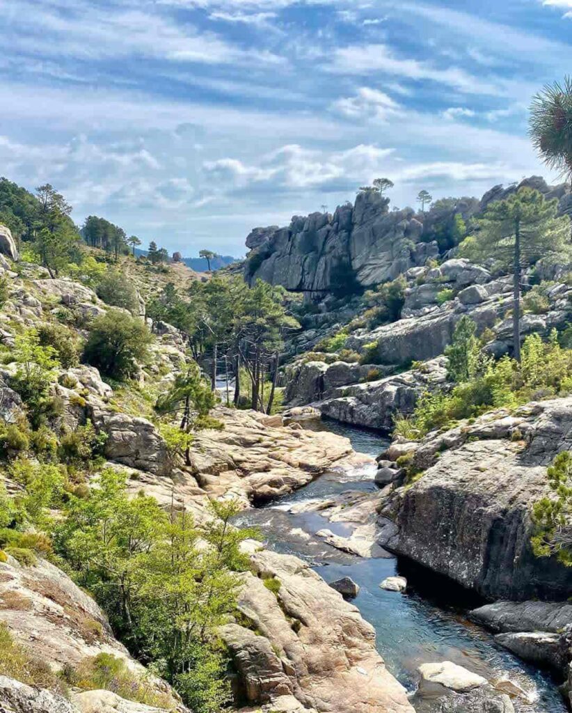 Paysage de montagne avec rivière et formations rocheuses en Corse