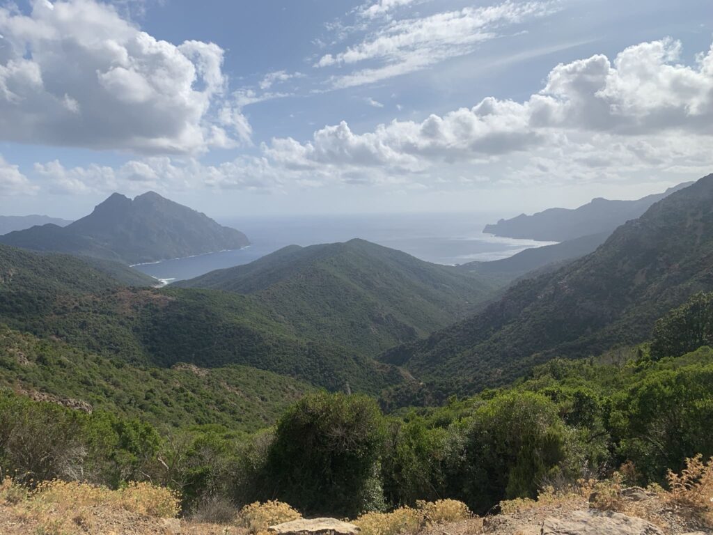Paysage de montagne corse avec vue sur la mer