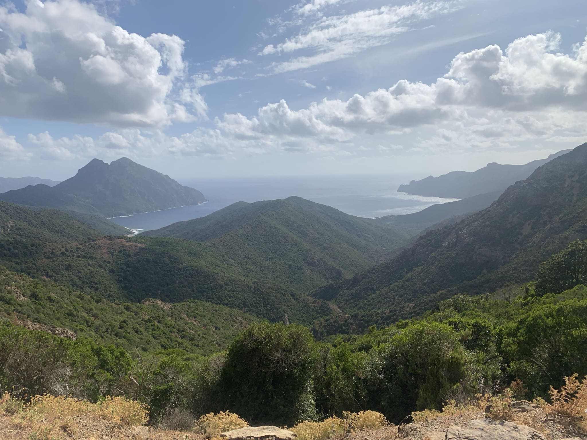 Paysage de montagne corse avec vue sur la mer