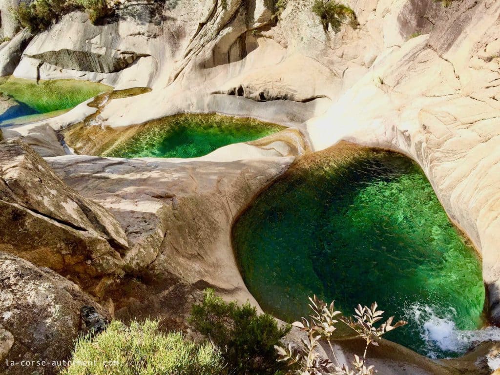 Piscines naturelles dans les rochers en Corse
