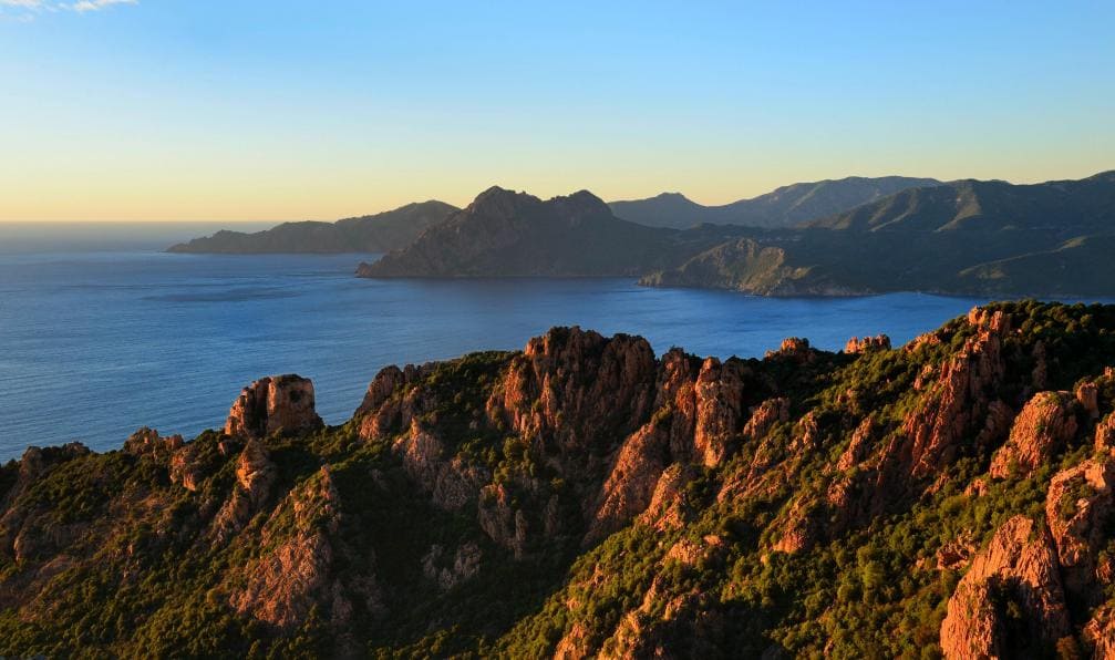 Paysage montagneux avec vue sur la mer en Corse, sentier de randonnée Mare e Monti.