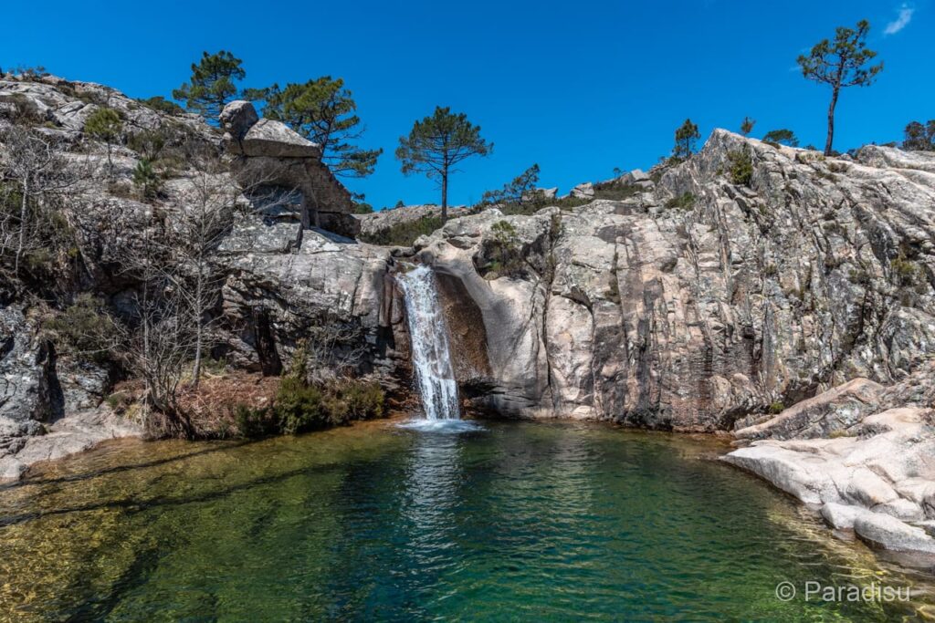 Cascade de Piscia di Gallo en Corse avec un bassin naturel