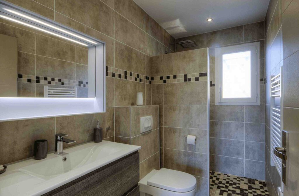 Salle de bain spacieuse avec douche et lavabo