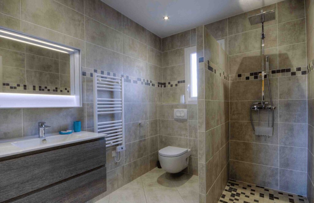Douche avec carrelage et mitigeur moderne