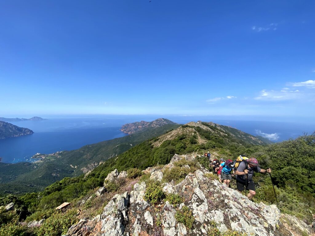 Vue sur la mer et les montagnes depuis le sentier Mare e Mare nord en Corse