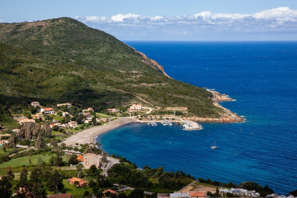 Vue aérienne d'une plage et d'une baie en Corse