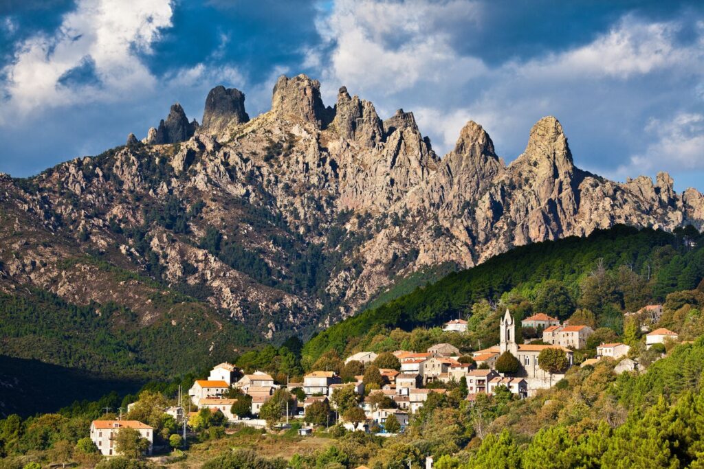 Vue sur le village et les Aiguilles de Bavella