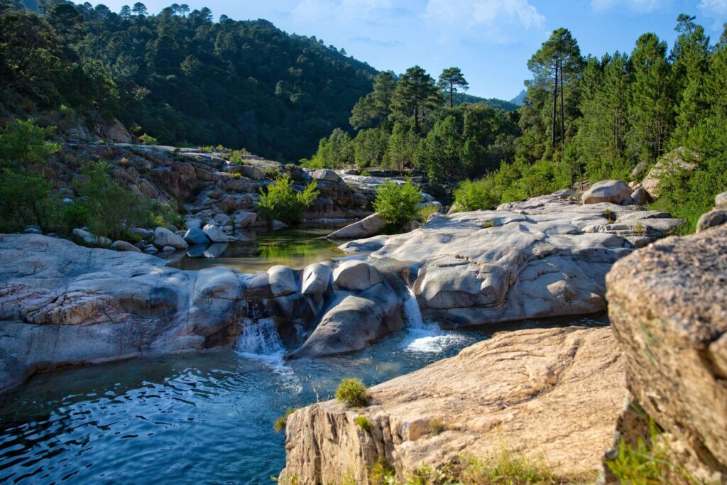 Vallée de Cavu en Corse avec rivière et rochers