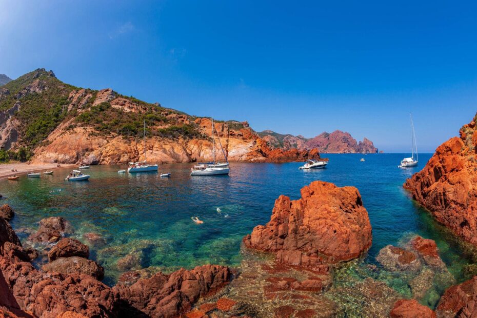 Réserve naturelle de Scandola en Corse avec falaises rouges et mer bleue