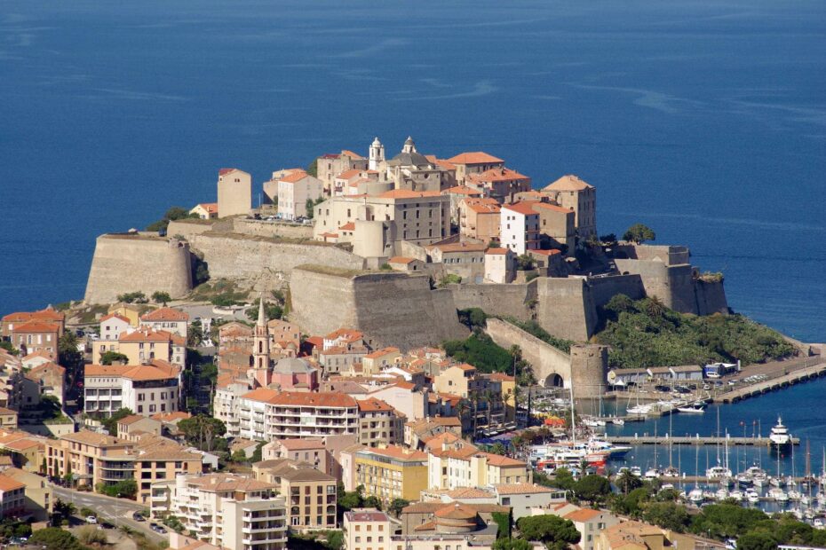 Vue aérienne de la citadelle de Calvi en Corse avec la mer en arrière-plan